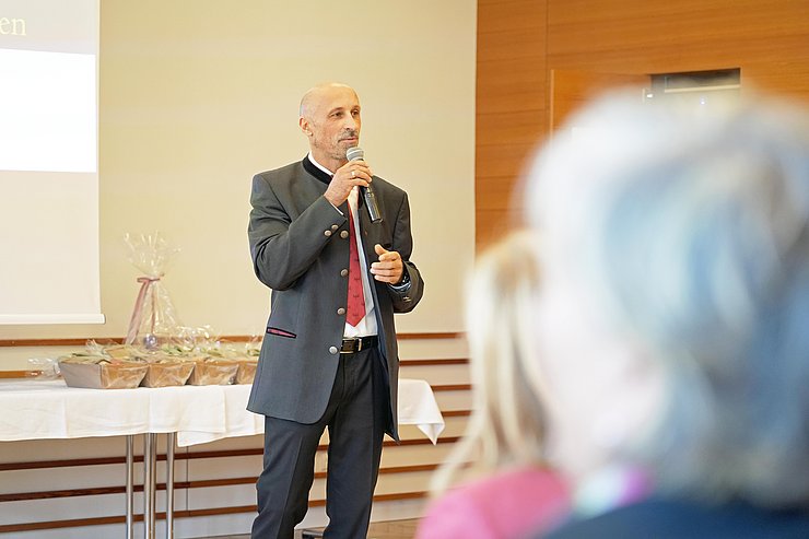 © Land Tirol/Hörmann Moritz vor Publikum sprechend