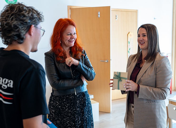 LRin Mair und LRin Hagele überreichten Fabian Bartl ein kleines Geschenk für seine hervorragenden Leistungen. 