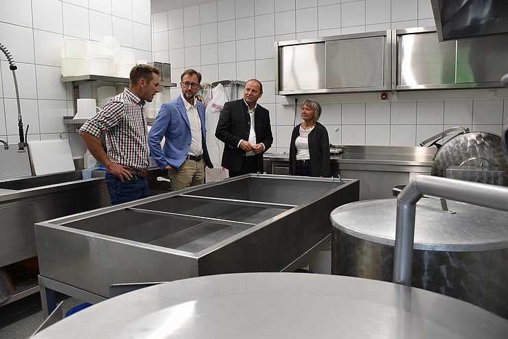 © Land Tirol/Jansenberger Mutter Theresia Kiechl (rechts im Bild) verantwortet die Käserei und die Verarbeitung der Milch.