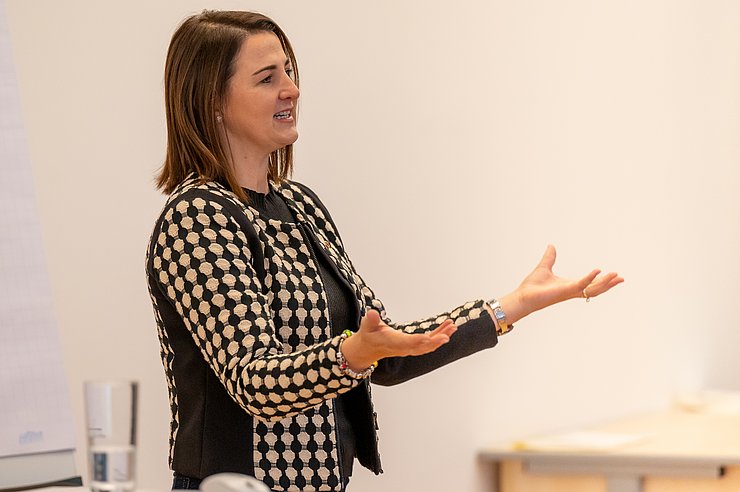 Astrid Mair sprechend