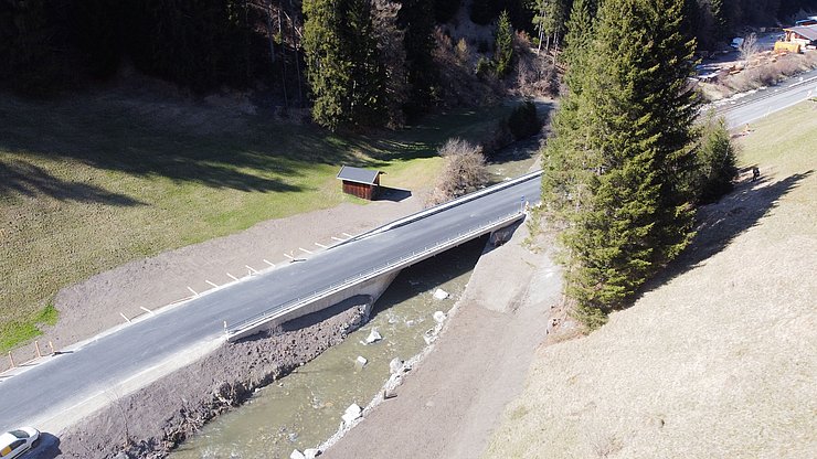 Eine Straßenbrücke