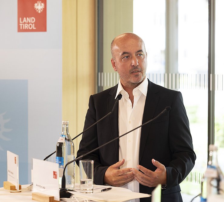 © Land Tirol/Die Fotografen Todeschini am Rednerpult