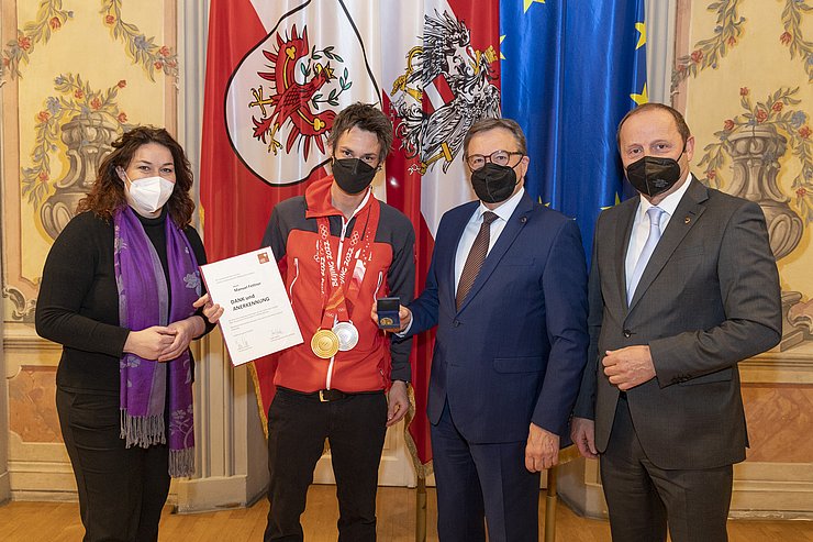 © Land Tirol/Die Fotografen v.l. LHStvin Ingrid Felipe, Skispringer Manuel Fettner, LH Günther Platter und Sportlandesrat LHStv Josef Geisler