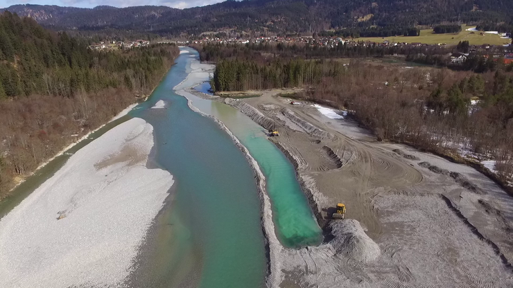 Schotterentnahme im Lech – Gemeindegebiet Pflach – Im Hintergrund Gemeinde Pflach. (Blickrichtung flussabwärts)