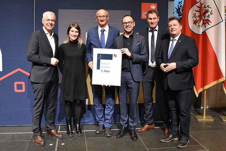 Gruppenfoto mit der Urkunde in der Hand