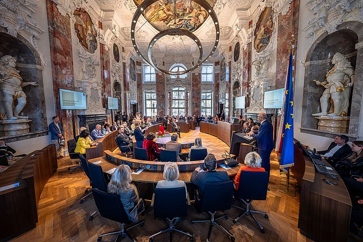 Die feierliche Verleihung fand im Plenarsaal des Landtags statt.