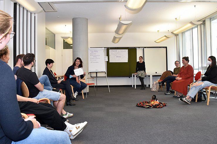 © Land Tirol/Dorfmann Mehrere Frauen und LHStvin Felipe sitzen auf Stühlen in einem Raum und diskutieren