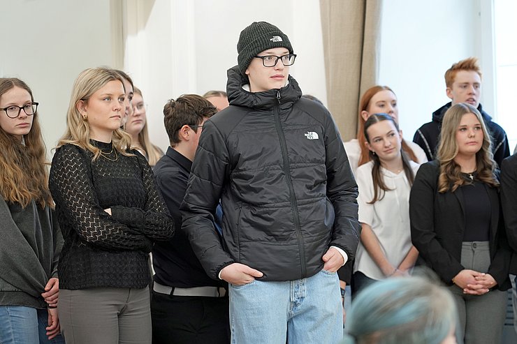 © Land Tirol/Neuner Mehrere junge Menschen stehen und blicken in dieselbe Richtung.