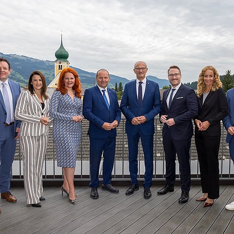 Gruppenfoto Tiroler Landesregierung. Im Hintergrund Berge.