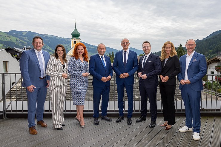 Gruppenfoto Tiroler Landesregierung. Im Hintergrund Berge.