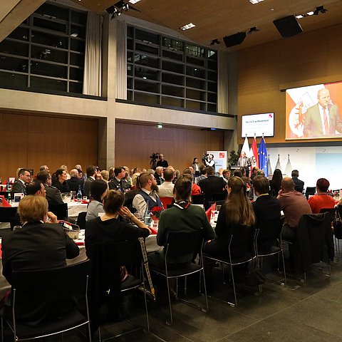 Überblicksbild über den Saal.