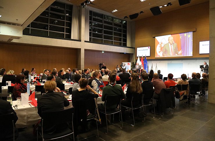 Überblicksbild über den Saal.