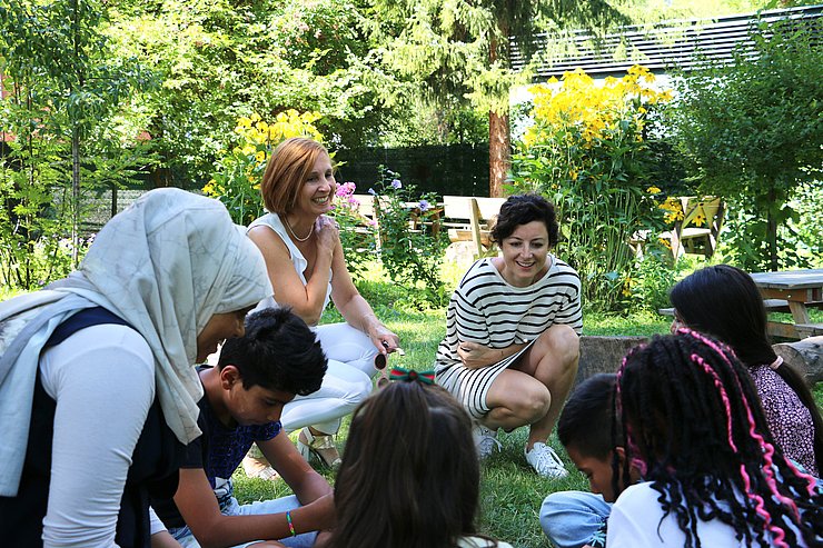 LRin Fischer mit den Kindern im Garten
