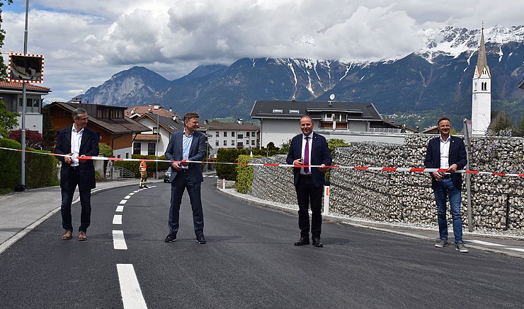 Von links Werner Huber (BBA Innsbruck), Bgm Johannes Strobl, LHStv Josef Geisler, Christian Molzer (Abt. Verkehr und Straße) bei der offiziellen Verkehrsübergabe der generalsanierten Rinnerstraße in Aldrans.