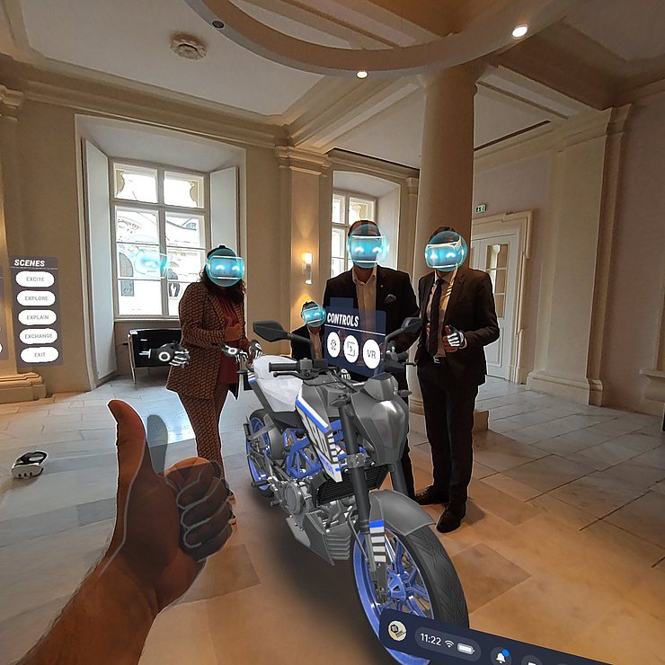 © MEDIASQUAD Menschen in realer Umgebung, in der Mitte ein virtuelles Motorrad