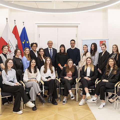 LH Mattle mit den SchülerInnen der BAfEP Innsbruck