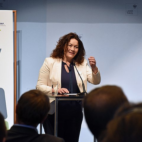 Felipe am Sprechpult, gestikulierend