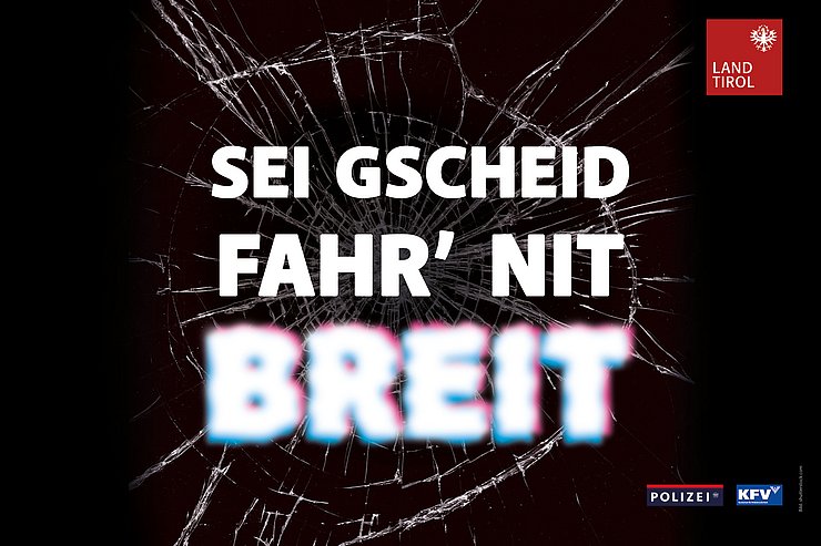 Weiße Schrift auf schwarzem Hintergrund; angedeutet eine zerbrochene Frontscheibe eines Autos; Text: Sei gscheid, fahr nit breit