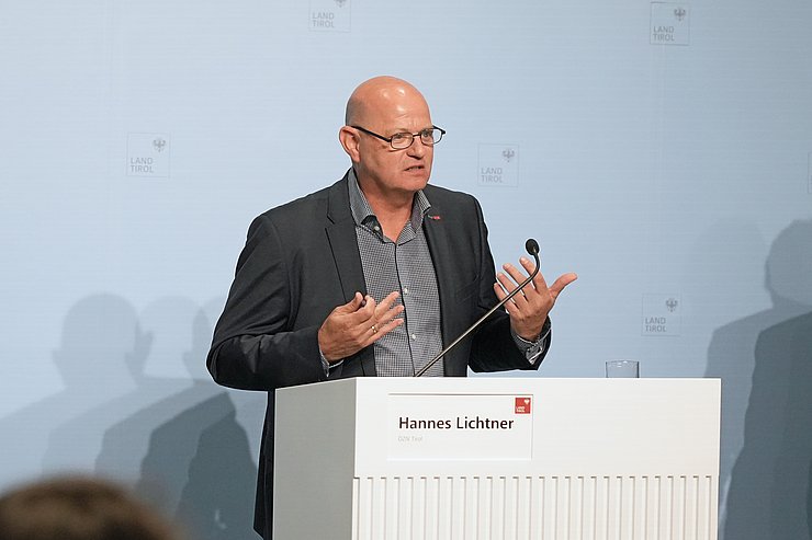 © Land Tirol/Reiter Lichtner am Redepult