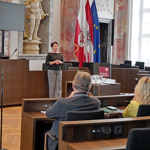 LTPin Sonja Ledl-Rossmann hieß die MandatarInnen im Tiroler Landtag willkommen.