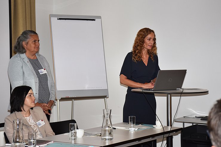 LRin Pawlata am Rednerpult, beim Sprechen