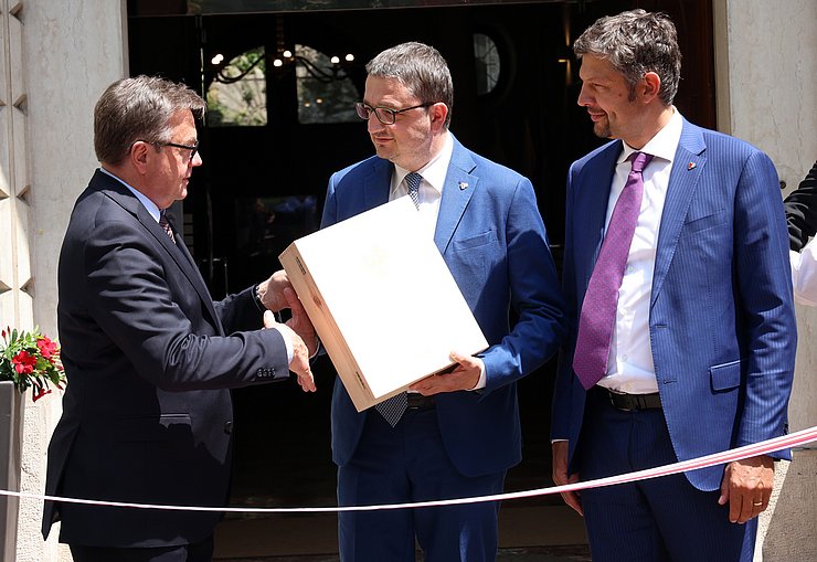 © Euregio/Matteo Rensi LH Platter und LHStv Alfreider schütteln LH Fugatti die Hand