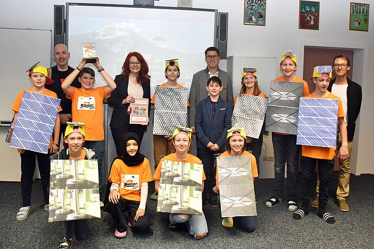 LRin Hagele besuchte die MS Telfs Weißenbach. Im Bild mit einer der erfolgreichen Lego League-Gruppen sowie v.l. Schuldirektor Christoph Slibar, LRin Hagele, Bgm Christian Härting und Lehrer Bernhard Thaler.