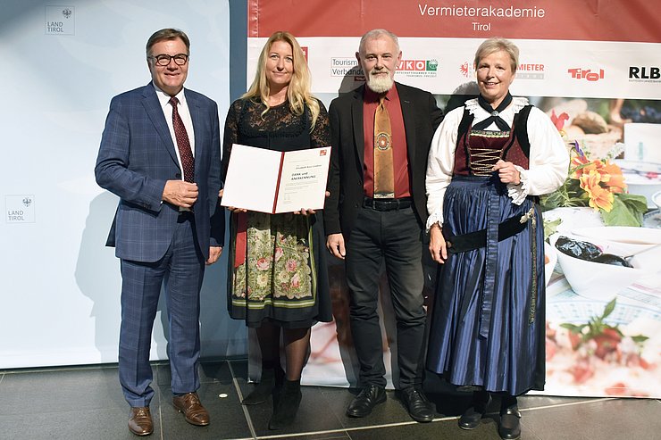 © Land Tirol/Baumegger Gruppenfoto stehend mit Urkunde in der Hand