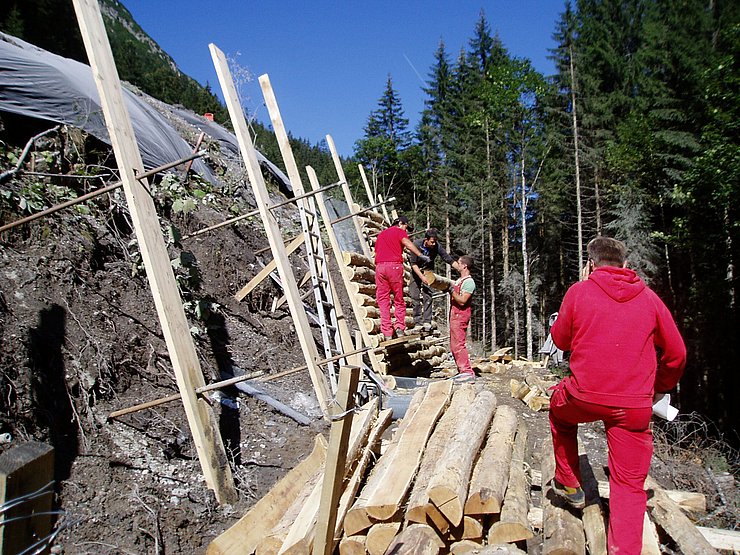 © Land Tirol/Somweber Bernhard Errichtung einer talseitig verankerten Holzstützwand