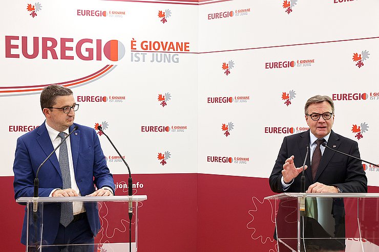 © Euregio/Matteo Rensi LH Fugatti und LH Platter sprechen nach der Vorstandssitzung mit den MedienvertreterInnen