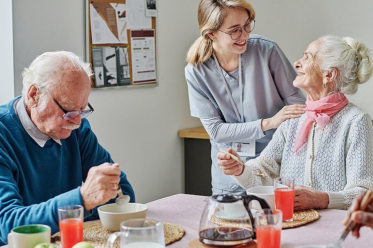 Caregiver,Helping,Senior,People,During,Lunch