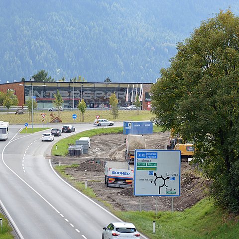 Eine Kreisverkehr ist zu sehen.