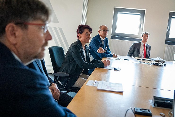 Mit Vorstandsmitgliedern von Ceratizit und Plansee unterhielten sich LTPin Ledl-Rossmann und Wirtschaftslandesrat Mattle über die größte Investition Tirols im Großherzogtum sowie u.a. über die Auswirkungen eines möglichen Gas-Lieferstopps auf ein Unternehmen wie Ceratizit.