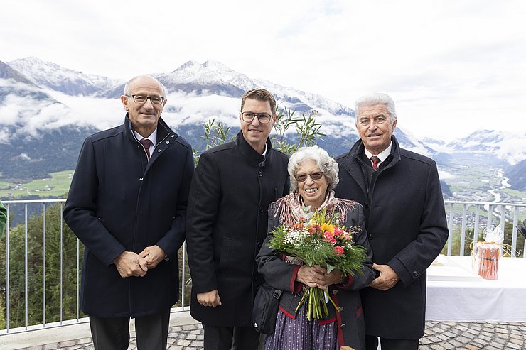 © Land Tirol/Die Fotografen LH Anton Mattle, Bürgermeister Christian Härting und Josef Federspiel, Obmann des Freundeskreises der Friedensglocke im Alpenraum, mit der Glöcknerin der Friedensglocke, Annemarie Tribus.