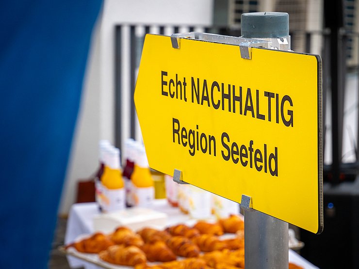 © Region Seefeld/Borkowski Gelbes Schild mit Schriftzug "Echt nachhaltig"