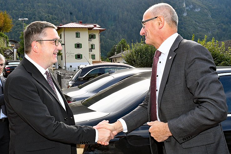 Mattle und Fugatti schütteln einander die Hände.