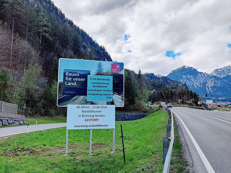 © Land Tirol Eine Bautafel mit Informationen zur Sanierung des Brettfalltunnels