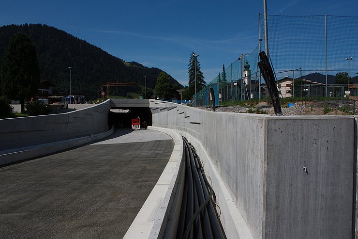 © Land Tirol Rohrnetz im erhöhten Seitenstreifen