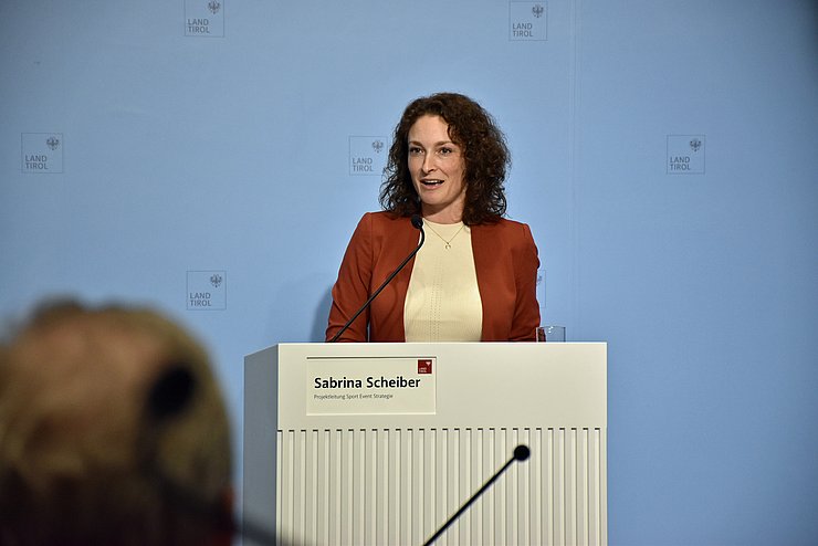 © Land Tirol/Brandhuber Portrait Scheiber bei PK redend