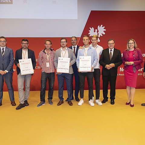 Die SiegerInnen des Vorjahres mit (v.li.): Barbara Thaler (Vize-Präsidentin Wirtschaftskammer Tirol), LH Maurizio Fugatti, Paolo Baldracchi (1. Platz), Pavel Ševela (rechts) und Johannes Frenger (2. Platz), LH Arno Kompatscher, Simon Wielnig (links) und Manuel Siller (3. Platz), LH Günther Platter, Wirtschafts- und Digitalisierungsministerin Margarete Schramböck und Josef Margreiter (Geschäftsführer Tirol Holding). 
