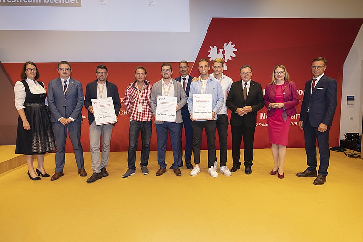© Land Tirol/Sedlak Die SiegerInnen des Vorjahres mit (v.li.): Barbara Thaler (Vize-Präsidentin Wirtschaftskammer Tirol), LH Maurizio Fugatti, Paolo Baldracchi (1. Platz), Pavel Ševela (rechts) und Johannes Frenger (2. Platz), LH Arno Kompatscher, Simon Wielnig (links) und Manuel Siller (3. Platz), LH Günther Platter, Wirtschafts- und Digitalisierungsministerin Margarete Schramböck und Josef Margreiter (Geschäftsführer Tirol Holding).