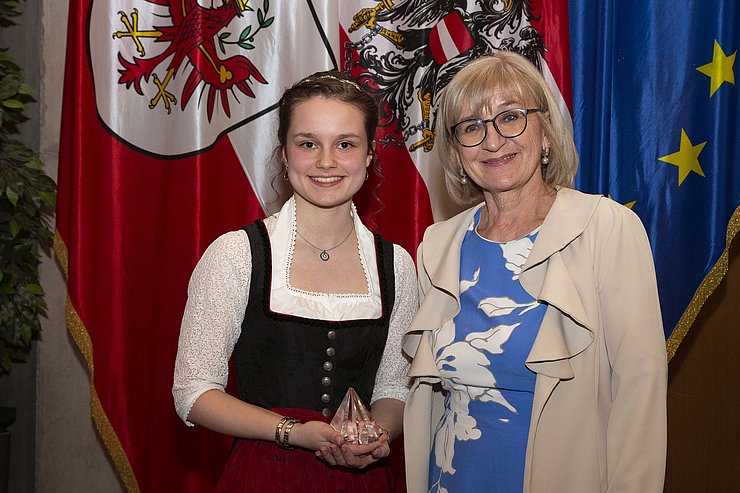 Arbeits- und Bildungslandesrätin Beate Palfrader gratuliert Carina Klammer herzlichst zum "Lehrling des Jahres 2021".