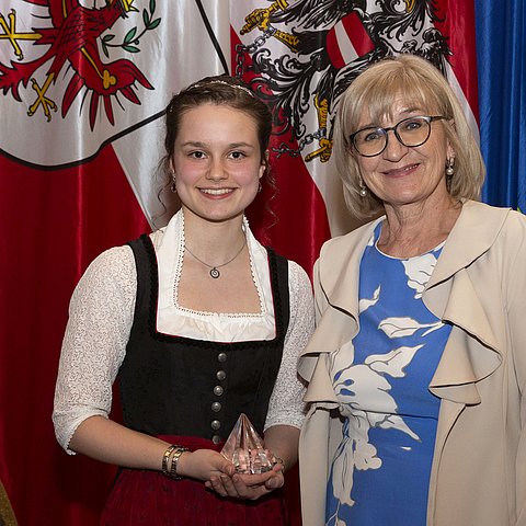 Arbeits- und Bildungslandesrätin Beate Palfrader gratuliert Carina Klammer herzlichst zum "Lehrling des Jahres 2021".