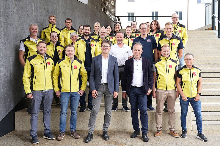 © Land Tirol/Pölzl Gruppenfoto, die meisten haben gelbe Einsatzjacken an