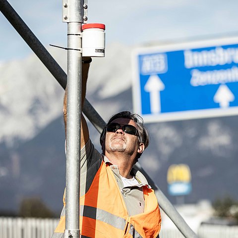 © Land Tirol/Rainer Mann mit Warnweste neben Autobahn
