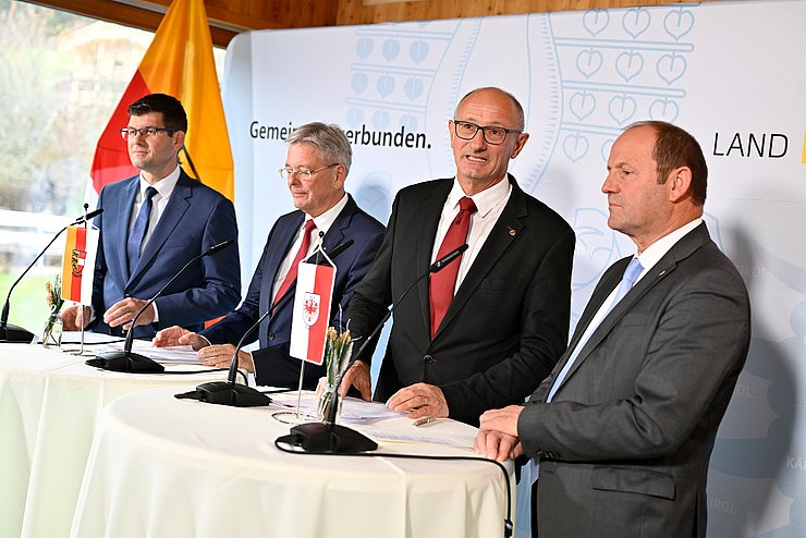 © LPD/Bauer Personen an Rednerpult