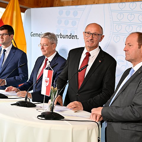 Personen an Rednerpult