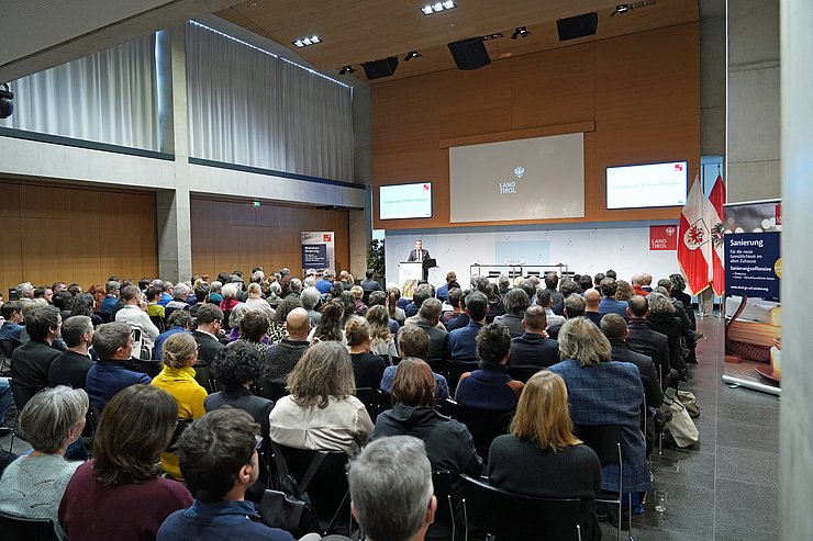 Saal mit Menschen sitzend