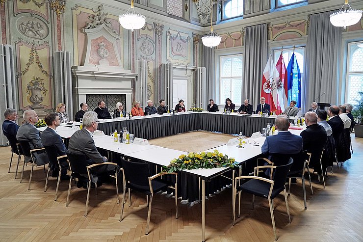 Großaufnahme des Parissaals samt allen darin sitzenden Personen.