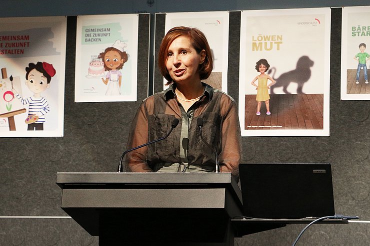 LRin Gabriele Fischer spricht zum Publikum